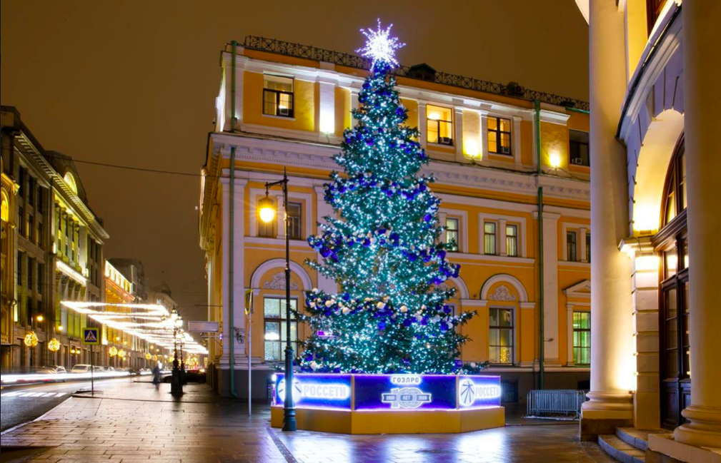 «Россети» подарили москвичам и гостям города 12-метровую новогоднюю ёлку